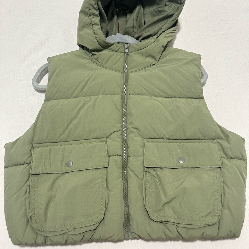 Green puffer cropped vest 
-Worn Once, Intact.